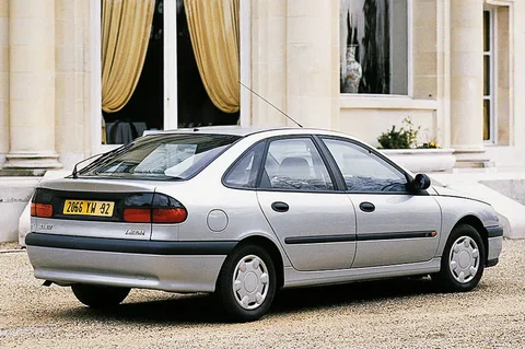 Renault Laguna V6 1994 view 5