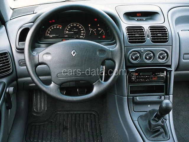 Renault Laguna Break RT 2.0 1996 front view