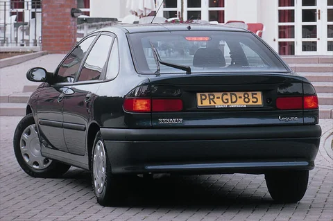 Renault Laguna V6 1994 view 4