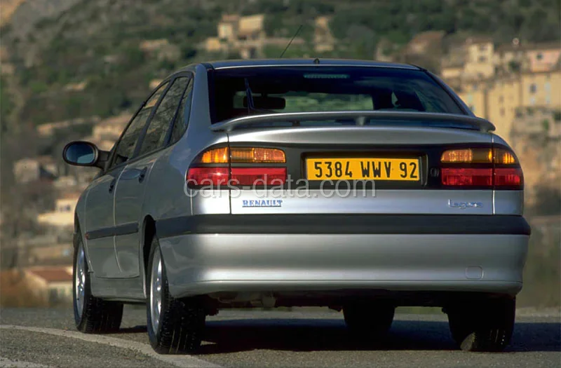 Renault Laguna RTE 1.8 1998 front view