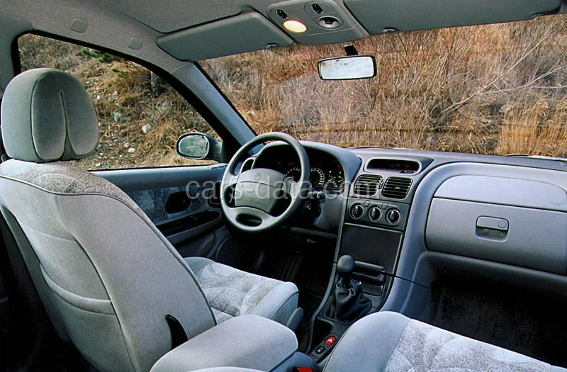 Renault Laguna Break RXI 2.0 1998 front view