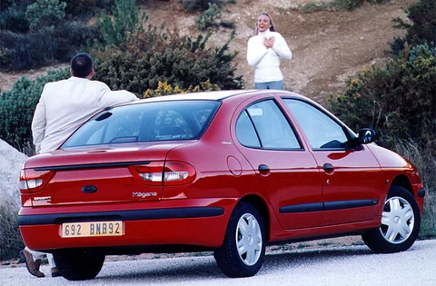 Renault Mégane Sedan 1.9 D Expression 2000 view 3