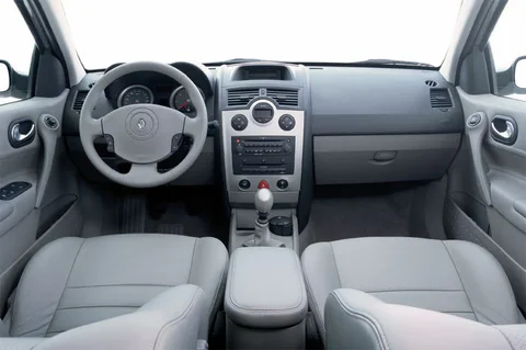 Renault Mégane Sedan 1.4 16V Expression Base 2003 view 2