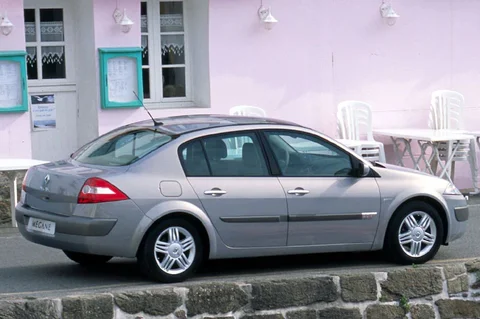 Renault Mégane Sedan 1.4 16V Expression Base 2003 view 4