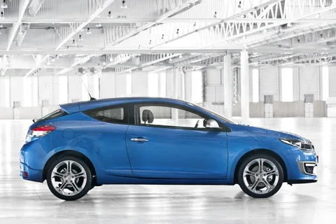 Renault Mégane Coupé dCi 110 Bose 2013 view 2