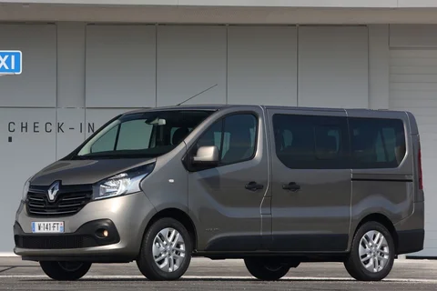 Renault Trafic Passenger dCi 95 Energy Expression 2015 view 2