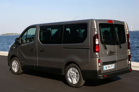 Renault Trafic Passenger dCi 95 Energy Expression 2015 view 3