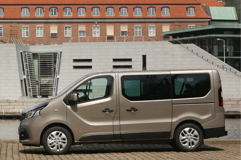 Renault Trafic Passenger dCi 95 Energy Expression 2015 view 4