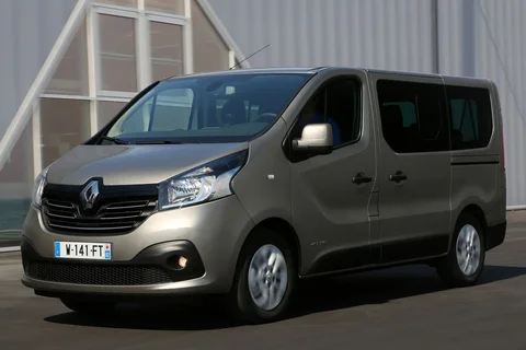 Renault Trafic Passenger dCi 95 Energy Expression 2015 view 5