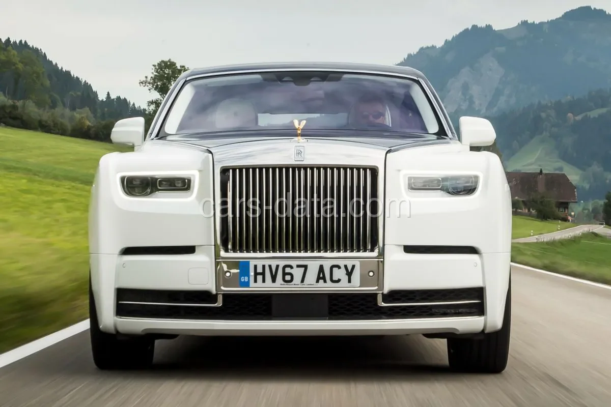 Rolls-Royce Phantom EWB 2019 front view