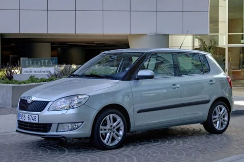 Skoda Fabia 1.2 44kW Active 2011 view 4