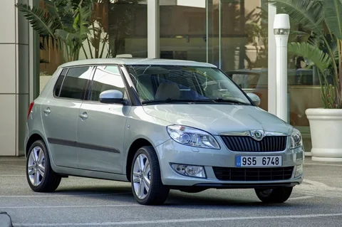 Skoda Fabia 1.2 44kW Active 2011 view 5