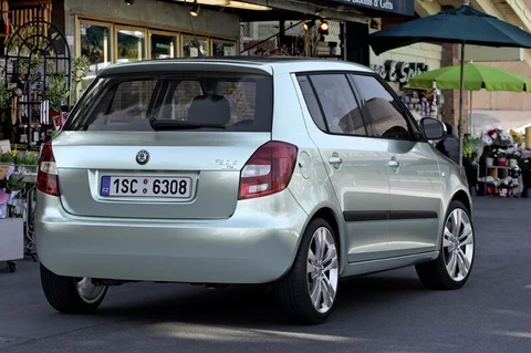Skoda Fabia 1.2 44kW Active 2011 view 10