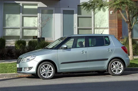 Skoda Fabia 1.2 44kW Active 2011 view 11