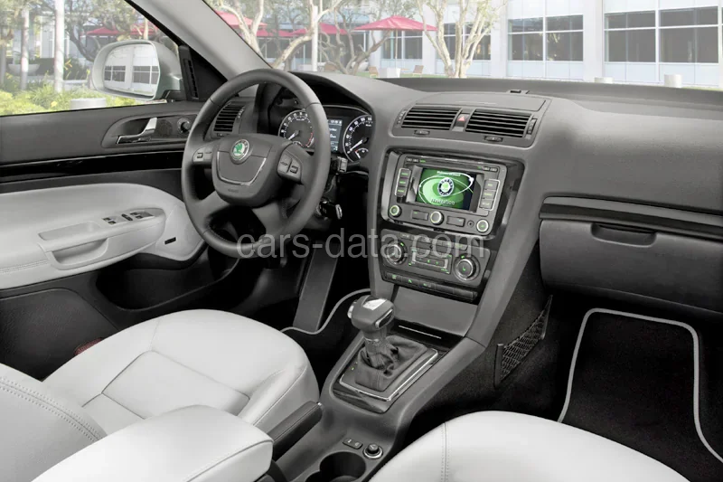 Skoda Octavia Combi 1.2 TSI Active 2011 front view