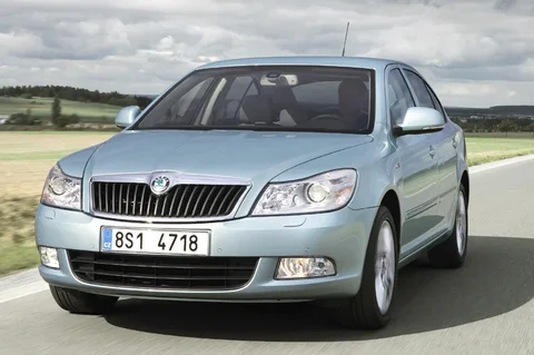 Skoda Octavia 1.4 Active 2011 view 3