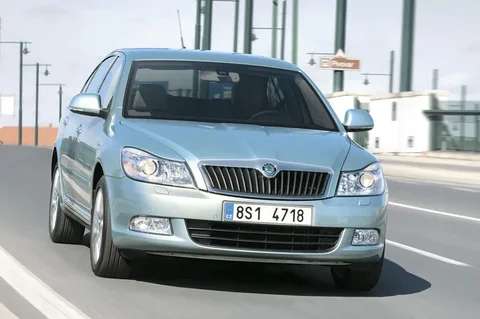 Skoda Octavia 1.4 Active 2011 view 6