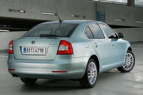 Skoda Octavia 1.4 Active 2011 view 8