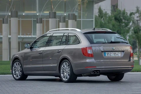 Skoda Superb Combi 1.4 TSI Greentech Active 2011 view 4