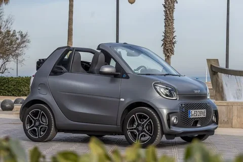 Smart fortwo cabrio EQ essential 2020 view 2
