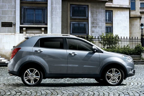 SsangYong Korando 2.0 XDi e3 Quartz 4WD 2013 view 3