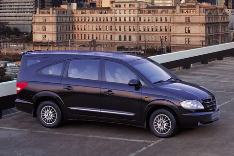 SsangYong Rodius SV 270X 2005 view 3