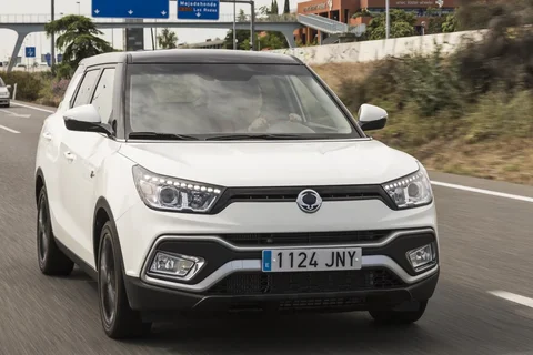 SsangYong XLV 1.6 Crystal 2WD 2016 view 2