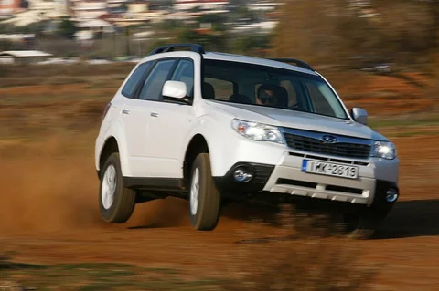 Subaru Forester 2.0 Black & White 2012 view 4