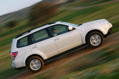 Subaru Forester 2.0 Black & White 2012 view 5