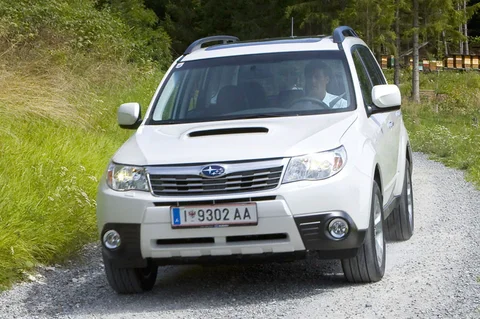 Subaru Forester 2.0 Black & White 2012 view 12