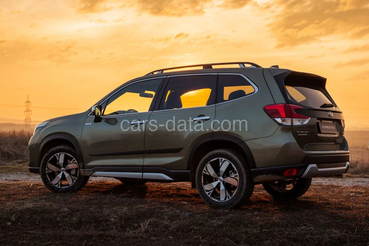 Subaru Forester 2.0i e-BOXER Premium Black 2023 front view