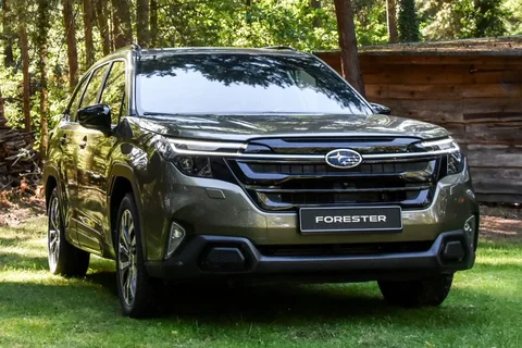 Subaru Forester 2.0i e-BOXER Luxury 2025 view 2