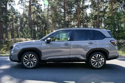 Subaru Forester 2.0i e-BOXER Luxury 2025 view 3