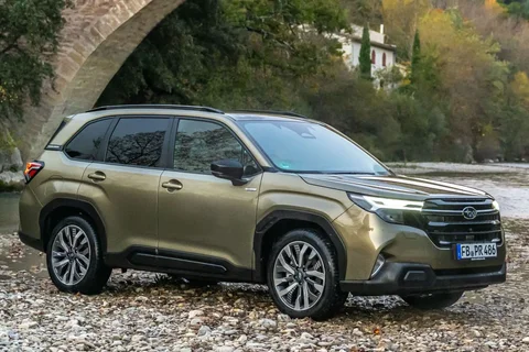 Subaru Forester 2.0i e-BOXER Luxury 2025 view 5