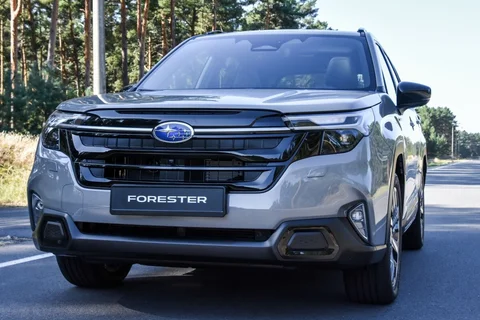 Subaru Forester 2.0i e-BOXER Luxury 2025 view 7