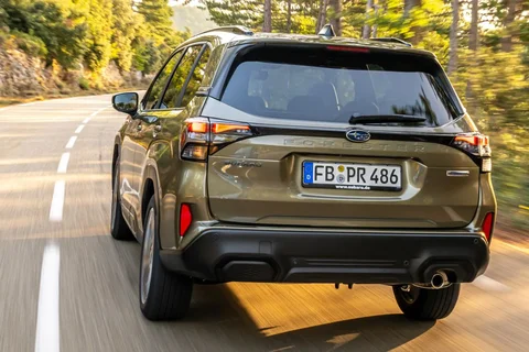 Subaru Forester 2.0i e-BOXER Luxury 2025 view 9