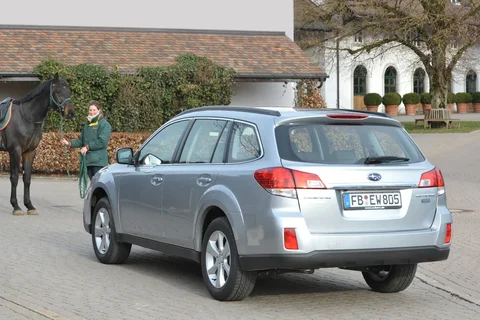 Subaru Outback 2.0D Luxury 2013 view 8