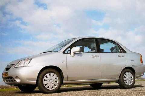 Suzuki Liana 1.6 GLX 2002 view 3