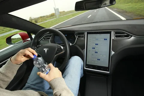 Tesla Model S Long Range 2019 view 7