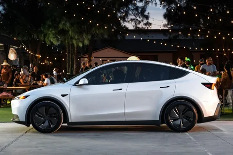 Tesla Model Y RWD 2025 view 2