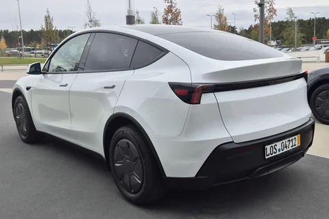 Tesla Model Y RWD 2025 view 3