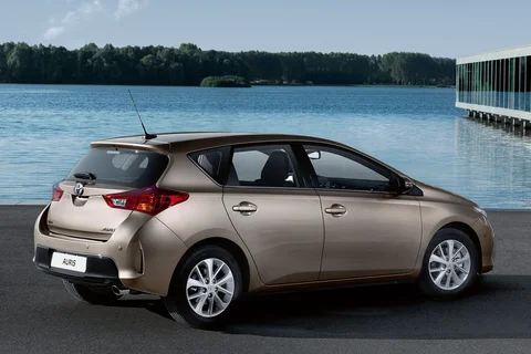 Toyota Auris 2.0 D-4D-F Dynamic 2013 view 3