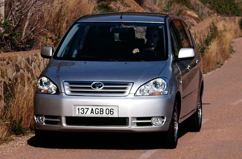 Toyota Avensis Verso 2.0 D4-D Linea Sol 2001 view 3