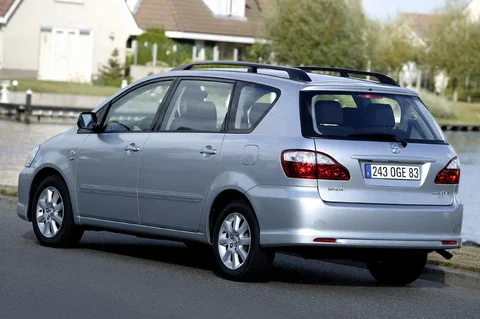 Toyota Avensis Verso 2.0 D4-D Executive 2003 view 11