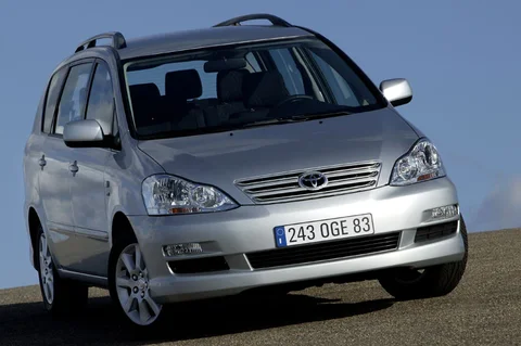 Toyota Avensis Verso 2.0 D4-D Executive 2003 view 2