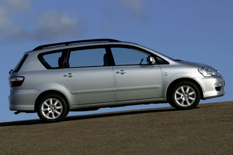Toyota Avensis Verso 2.0 D4-D Executive 2003 view 3