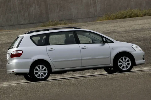 Toyota Avensis Verso 2.0 D4-D Executive 2003 view 6