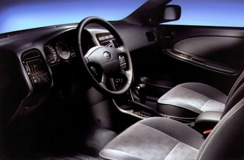 Toyota Avensis 2.0 D4-D Linea Sol 2000 view 2