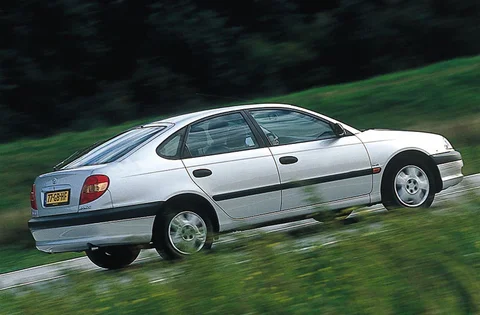 Toyota Avensis 2.0 D4-D Linea Sol 2000 view 3