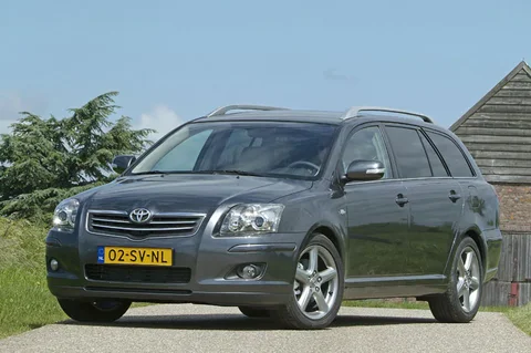 Toyota Avensis Wagon 2.2 D-4D Luna 2006 view 2